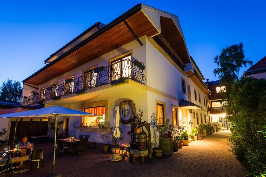 Pension Julia & Haus Elisabeth - Wallner'S Hofheuriger & Weinhof Moerbisch Am See Exterior photo